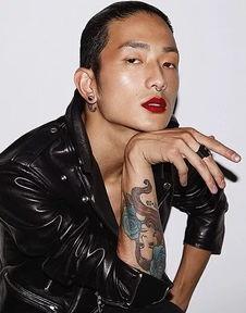 亚洲男模视频,镜头下的时尚演绎